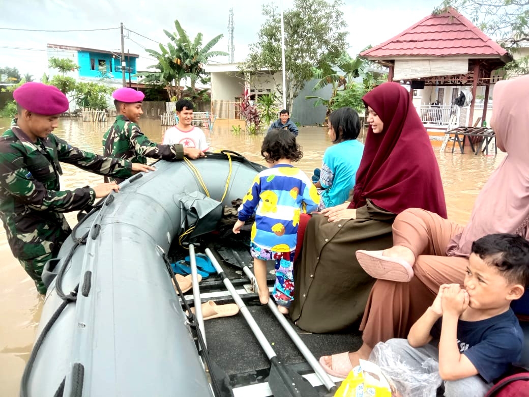 Satgas Bencana Alam Tni Al Evakuasi Masyarakat Dari Kepungan Banjir Di Antang Kota Makassar