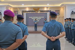 Danlantamal VI menerima pelaporan Kenaikan Pangkat  Perwira Lantamal VI Makassar