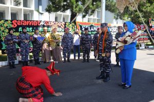 Tradisi Adat Budaya Sulsel Sambut Kedatangan Pangkoarmada II di Mako Lantamal VI Makassar
