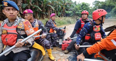 Tim Satgas Gulben Lantamal VI Makassar Bersama Tim SAR Gabungan Laksanakan Penyisiran Korban Banjir di Luwu