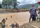 Evakuasi Warga yang Terisolir Akibat Bencana Banjir dan Longsor Oleh Tim Satgas Gulben Lantamal VI Makassar
