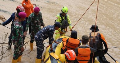 Terisolir, Tim Satgas Gulben Lantamal VI Makassar Bersama Tim SAR Gabungan Evakuasi Warga Desa Kadundung dan Saronda Kabupaten Luwu