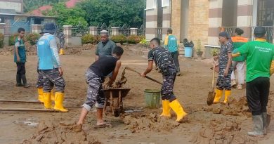 Pasca Banjir dan longsor, Tim Satgas Gulben Lantamal VI Laksanakan Pembersihan di Fasum Kabupaten Luwu-Sulsel
