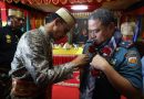 Putra Mahkota Kerajaan Gowa Sematkan Pin Kehormatan Kepada Danlantamal VI Makassar