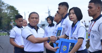 Danlantamal VI Makassar Beri Penghargaan Pada Personel Atlet yang Berprestasi dan Miliki Rasa Kemanusiaan serta Loyalitas Tinggi Pada Satuan