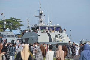 Masyarakat Kota Makassar Antusias Naik Kapal Perang TNI AL Usai Pelaksanaan Shalat Idul Adha 1446 H/2025 di Lantamal VI