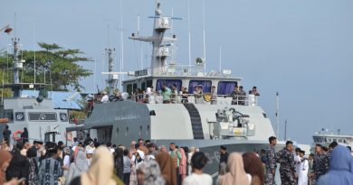 Masyarakat Kota Makassar Antusias Naik Kapal Perang TNI AL Usai Pelaksanaan Shalat Idul Adha 1446 H/2025 di Lantamal VI