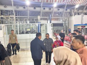 Wadan Lantamal VI Sambut Kedatangan Wamenhan RI Di Makassar